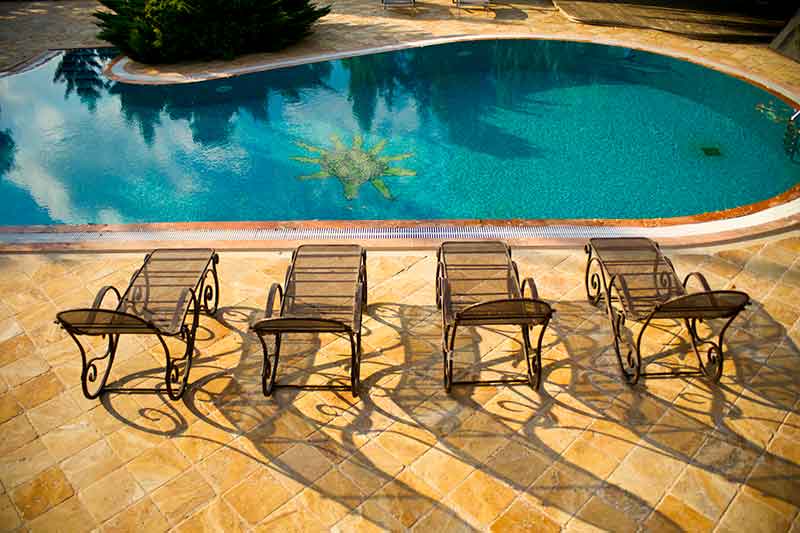 Piscine enterrée en kit avec terrasse et eau claire en Nouvelle-Aquitaine